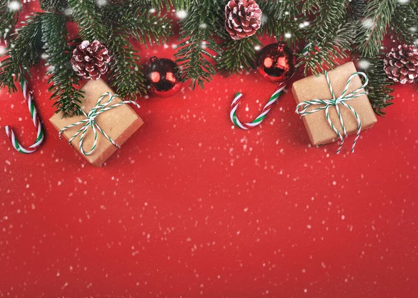 メリークリスマスのコンセプトの背景 グレーの背景に雪のフレークとクリスマスの木の枝とクリスマスの贈り物 — ストック写真