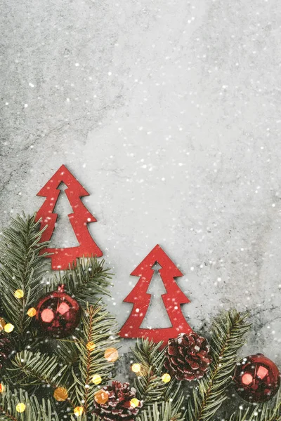 メリークリスマスのコンセプトの背景 クリスマスツリーの枝や雪のフレークと装飾的な赤いクリスマスツリー — ストック写真