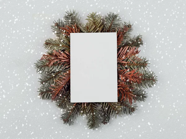 クリスマスのコンセプトの背景 白いボードと雪の結晶とクリスマスツリーの枝 — ストック写真
