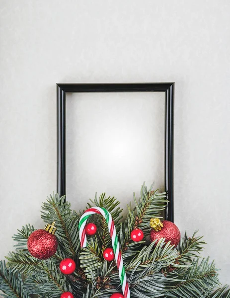 Marco Negro Con Decoración Navidad Ramas Abeto Sobre Fondo Blanco — Foto de Stock