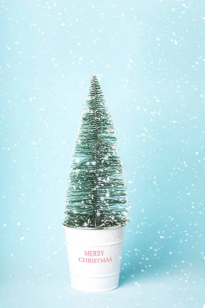 Antecedentes Conceito Natal Árvore Natal Dentro Vaso Com Flocos Neve — Fotografia de Stock