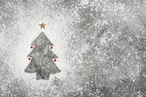クリスマスのコンセプトの背景 灰色の背景にクリスマスツリーの形の小麦粉 — ストック写真
