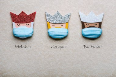 Koruyucu cerrahi maskeli üç bilge adam. Noel konsepti geçmişi.