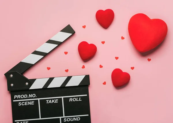 Feliz Dia Dos Namorados Clapperboard Com Corações Vermelhos Fundo Rosa — Fotografia de Stock