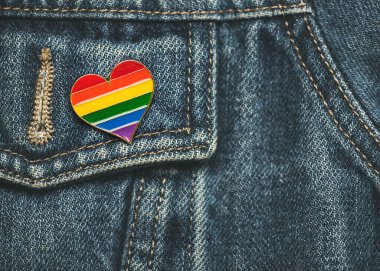 Kotun mavi ceketinde LGTB kalp şeklinde bayrağın yakın çekimi