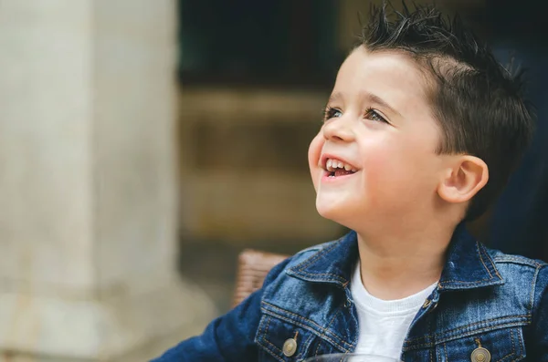 Primer Plano Del Niño Feliz Sonriente Aire Libre — Foto de Stock