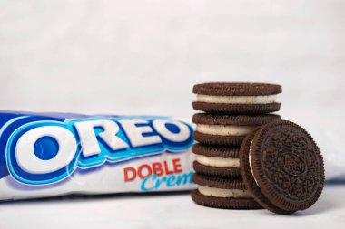 Beyaz arka planda paketlenmiş OREO sandviç kremalı bisküviler