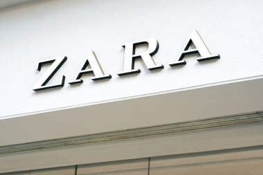 Logo Zara Perakende Mağazası Dış İşleri. Zara giyim mağazası. 