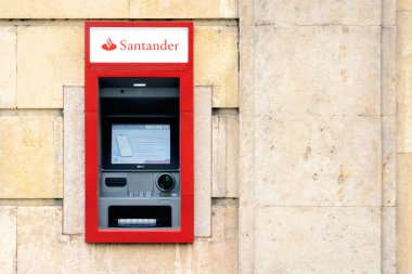 Santander Bankası 'nın şehirdeki ATM makinası. Santander ofis bankasının ayrıntıları. Santander banka şubesinin dış görüntüsü.