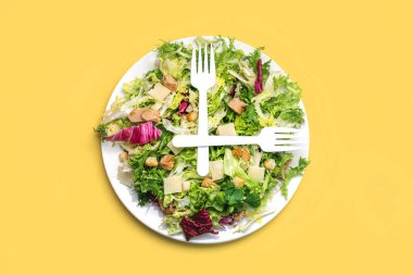 Salatanın üstüne beyaz çatallar, hindiba, peynirli roka, tavuk ve kızarmış ekmek. Sağlıklı yiyecek konsepti.