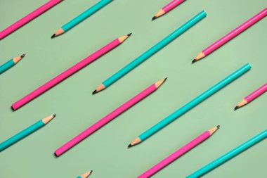 Yeşil arkaplanda renkli kalemlerle yapılmış geometrik desen