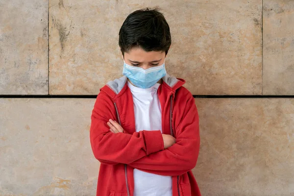 Niño Triste Enojado Con Máscara Quirúrgica Protectora Aire Libre — Foto de Stock