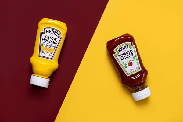 Heinz Ketchup Bottle Bottle Heinz Yellow Mustard Red Yellow Background — Stock Photo, Image