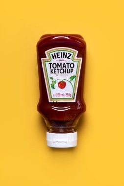 Sarı arka planda bir şişe Heinz Ketçap.