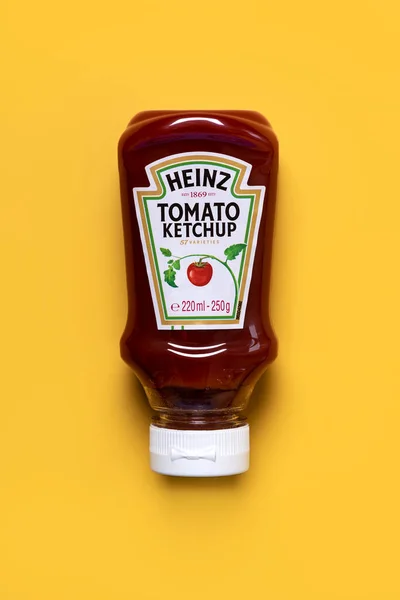 Sticlă Heinz Ketchup Fundal Galben — Fotografie, imagine de stoc