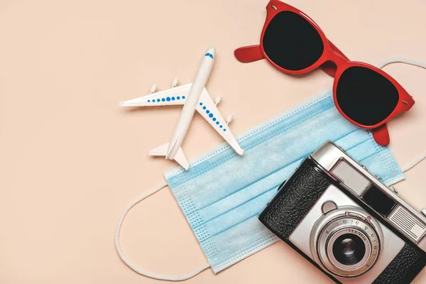 선글라스 카메라 비행기 복제품 외과용 마스크 Beige Background — 스톡 사진