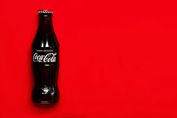 Botol Kaca Klasik Coca Cola Dengan Latar Belakang Merah — Stok Foto