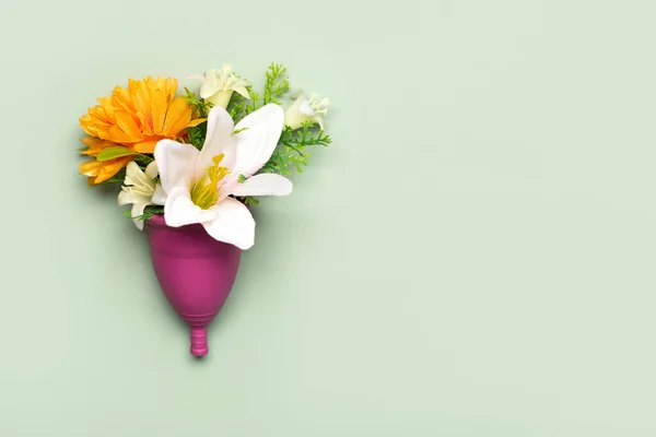 Copa Menstrual Silicona Con Flores Con Espacio Copia Sobre Fondo — Foto de Stock