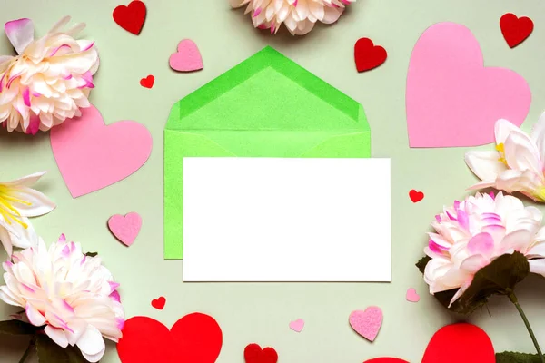 Tarjeta Felicitación Sobre Verde Papel Blanco Con Espacio Para Copiar — Foto de Stock