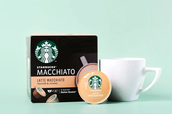 Boksen Med Starbucks Latte Macchiato Kaffekapsler Ved Siden Hvit Kopp – stockfoto