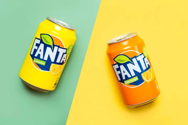 Klan Fanta Orange Dan Fanta Lemon Dengan Latar Belakang Hijau — Stok Foto