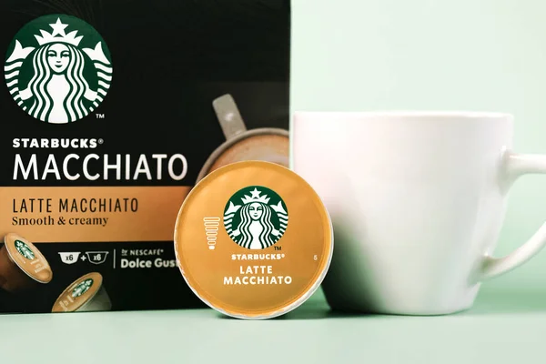 Starbucks Latte Macchiato Kahve Kapsülleri Beyaz Kahve Yeşil Arka Planda — Stok fotoğraf