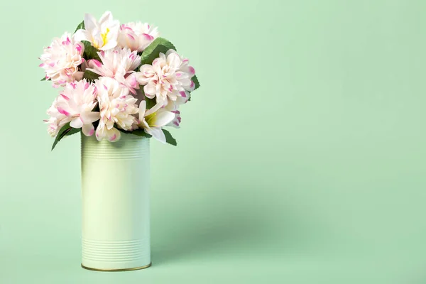 Flores Una Lata Metal Con Espacio Para Copiar Sobre Fondo — Foto de Stock