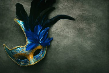 Venedik karnaval maskesinin üst görüntüsü. Gri arkaplanda metin için kopyalama alanı var. Karnaval konsepti