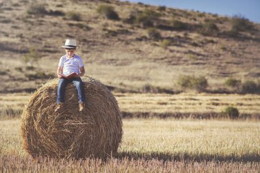Çocuk kitap okuyor.