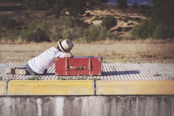 Criança esperando o trem — Fotografia de Stock