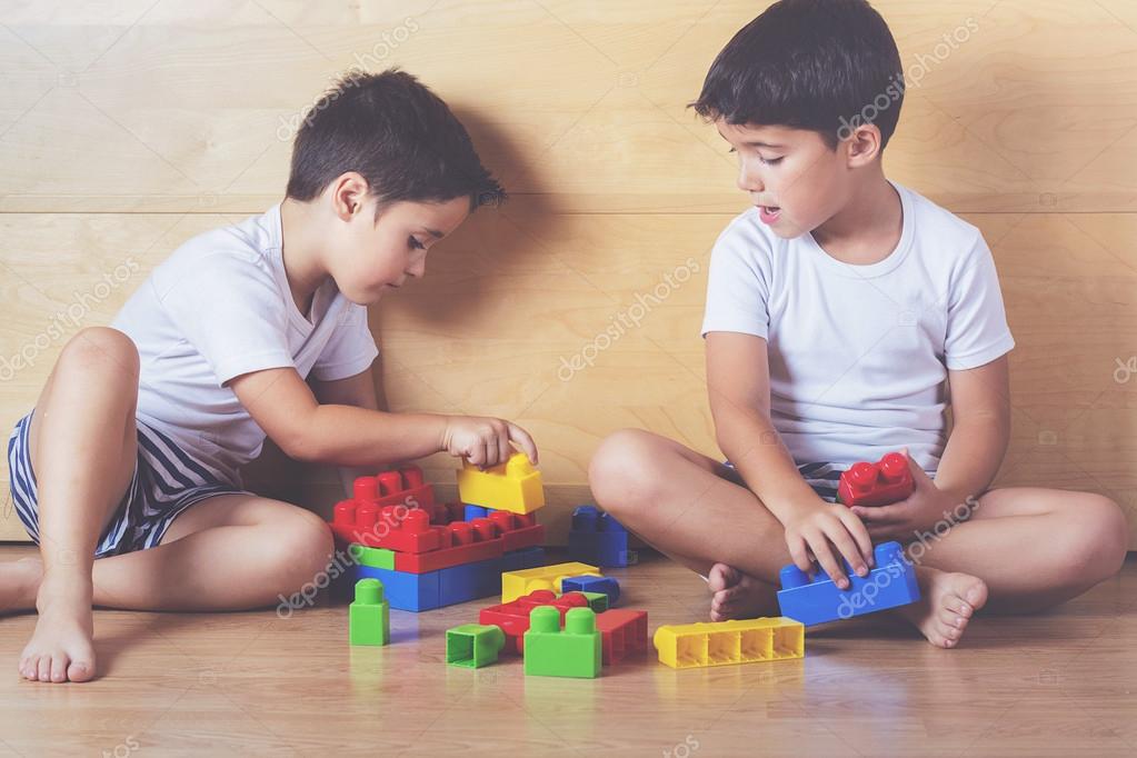 брат и сестра играют в игрушки. Elder and sister play doctor 1972. 3 brothers playing. обои на рабочий стол big brother. парень и девушка играют в видеоигры.