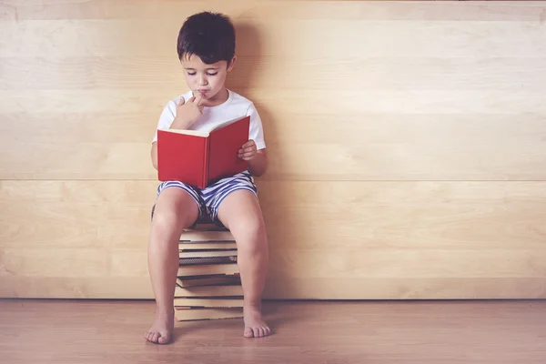 Хлопчика читання — стокове фото