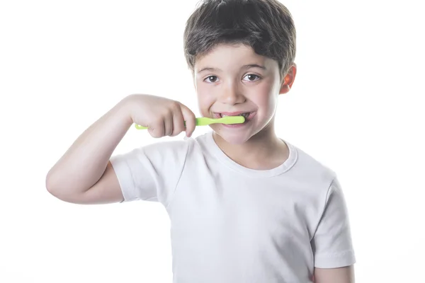 Ребенок чистит зубы — стоковое фото