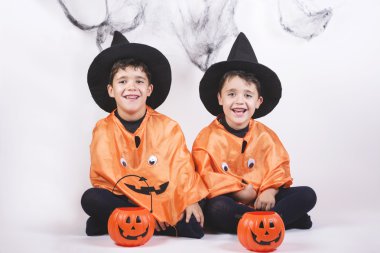 çocuklar için Halloween Pumpkins giyinmiş