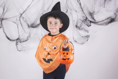 Cadılar Bayramı için bir kabak gibi giyinmiş çocuk