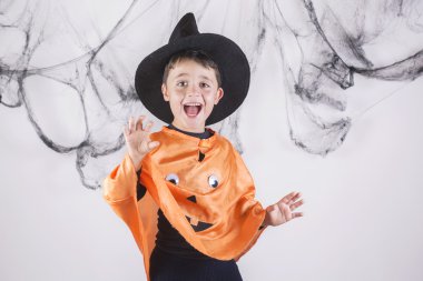 Cadılar Bayramı için bir kabak gibi giyinmiş çocuk