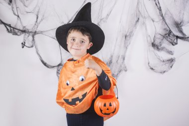 Cadılar Bayramı için bir kabak gibi giyinmiş çocuk