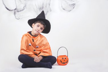 Cadılar Bayramı için bir kabak gibi giyinmiş çocuk