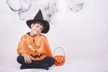 Cadılar Bayramı için bir kabak gibi giyinmiş çocuk