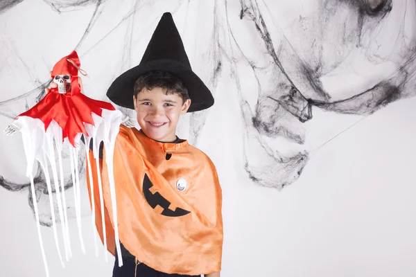 Cadılar Bayramı için bir kabak gibi giyinmiş çocuk