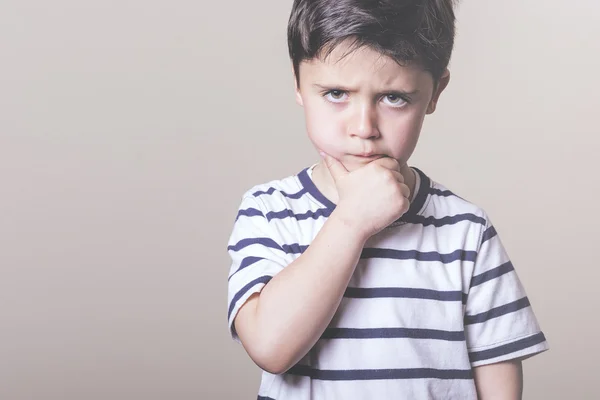 Niño enojado con camisa a rayas — Foto de Stock