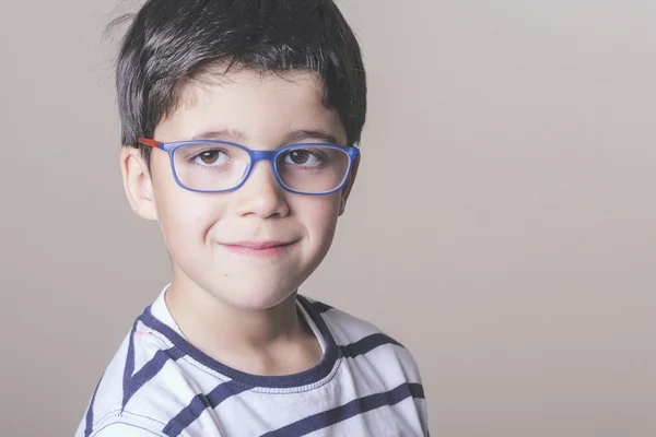 Niño feliz con gafas — Foto de Stock