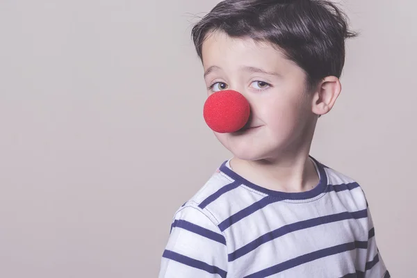 Щаслива дитина з клоунним носом — стокове фото