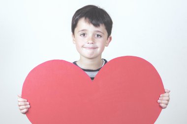 Anneler günü için kırmızı bir kalp boy gülümseyerek