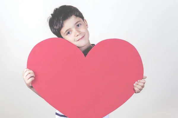 Ragazzo sorridente con il cuore rosso per la festa della mamma — Foto Stock