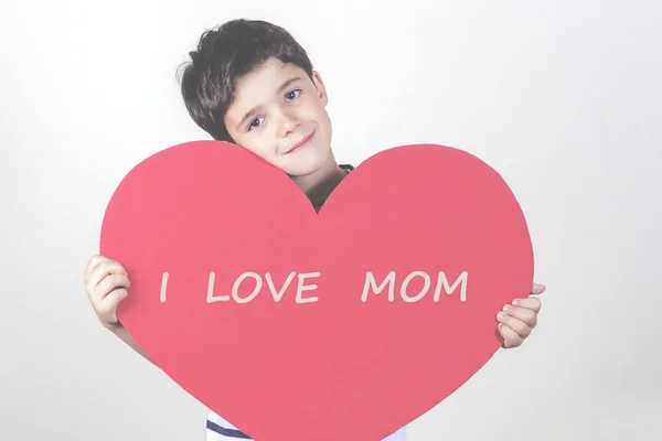 Lachende jongen met een rood hart voor de Mother's Day — Stockfoto