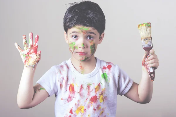 Niño con cara pintada y pintura de camiseta — Foto de Stock