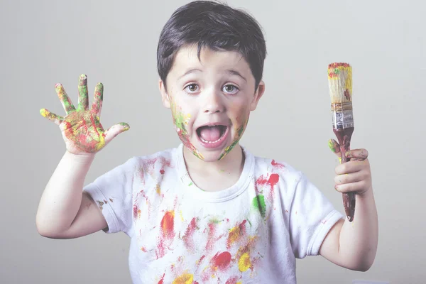 Pojke med målade ansiktet och T-shirt målning — Stockfoto