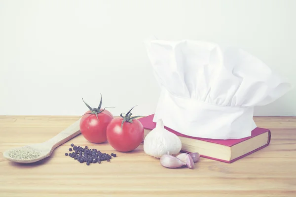 Kockhatt med kokbok och ingredienser — Stockfoto