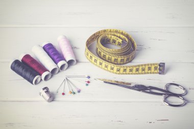 ahşap bir masa üzerinde dikiş aksesuarları